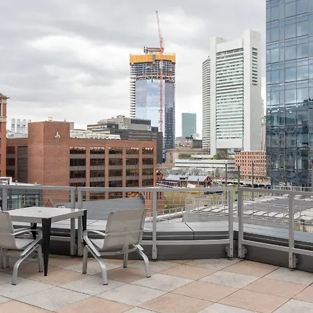 Luxury Apt With Balcony In Seaport